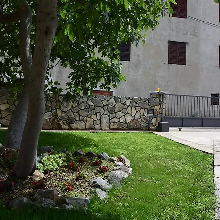 Apartment Julia Pirovac